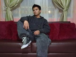 Ver la ficha detallada de AdonisLatin