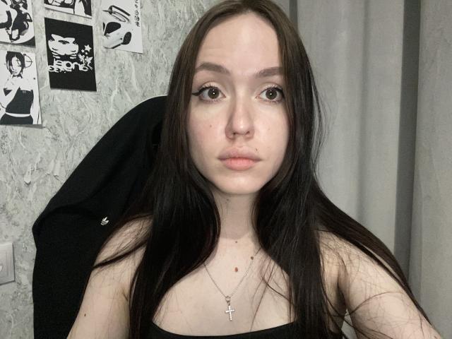 ZettaNetzley a la peau pâle, de longs cheveux noirs et des yeux marrons. Elle porte un haut noir, un collier avec une croix et a un anneau au nez. Ses seins sont petits et sa vulve est invisible..