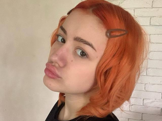 EvieLeonie tiene el cabello naranja, de longitud media hasta los hombros, con pequeñas pinzas marrones en forma de cuerno, y está frunciendo sus labios rosados. Tiene la piel clara, cejas marrones y ojos verdes..
