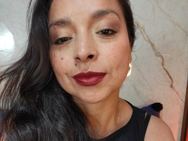 StangelarRivera heeft donkerbruine ogen, rode lippenstift en zwart haar. Ze draagt een zwart topje zonder mouwen, waardoor een klein sproetje onder haar rechteroog zichtbaar is. Haar huid heeft een lichte sproet..