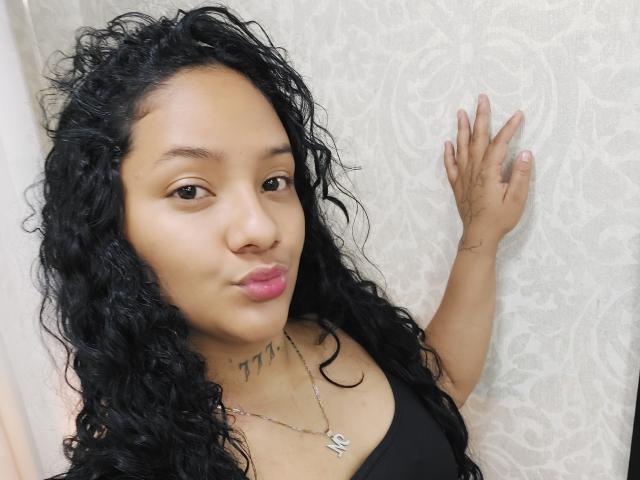 Kimberly ha i capelli neri e ricci, la pelle color nocciola chiaro e le labbra rosa. Indossa una maglietta nera, una collana d'argento con un ciondolo a forma di "N" e ha dei tatuaggi sulla mano..