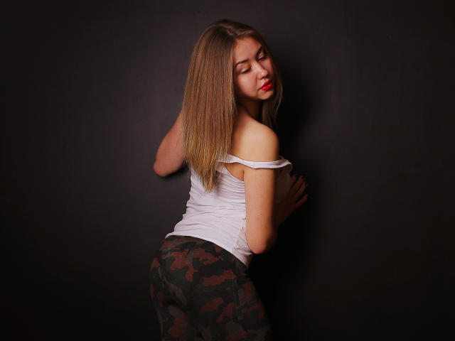 SvetaTimid - Show live hot avec cette Sacrée bombe sexy rasée sur la plateforme Xlovecam 