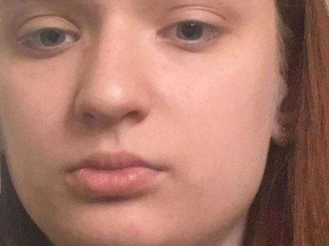 Het gezicht van Annabelle Soukup, met bleke huid, blauwe ogen en volle, roze lippen. Haar bruine haar is gedeeltelijk zichtbaar aan de rechterkant. Ze heeft een neutrale, licht serieuze uitdrukking..