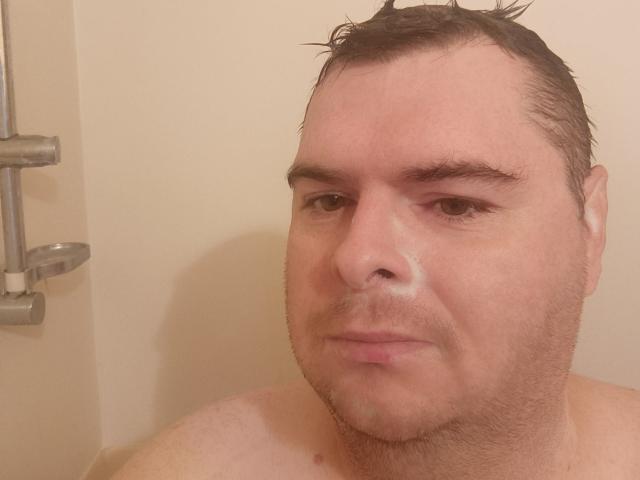 O Floww69 tem um rosto gordinho, cabelo castanho curto, pele clara e um pequeno bigode, com uma pequena quantidade de substância branca no nariz, parecendo ligeiramente irritado..
