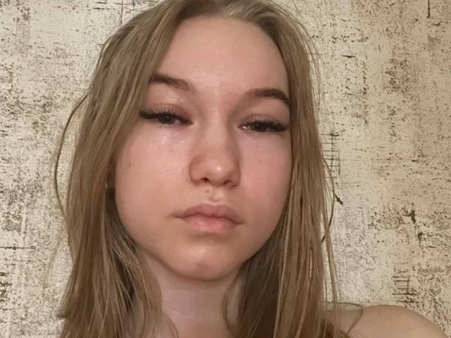 DierdreCasti ha i capelli biondi, la pelle chiara ed è con le labbra leggermente socchiuse, come se fosse contrariata. Ha le ciglia lunghe e un'espressione neutra. Il suo naso è piccolo e leggermente all'insù..