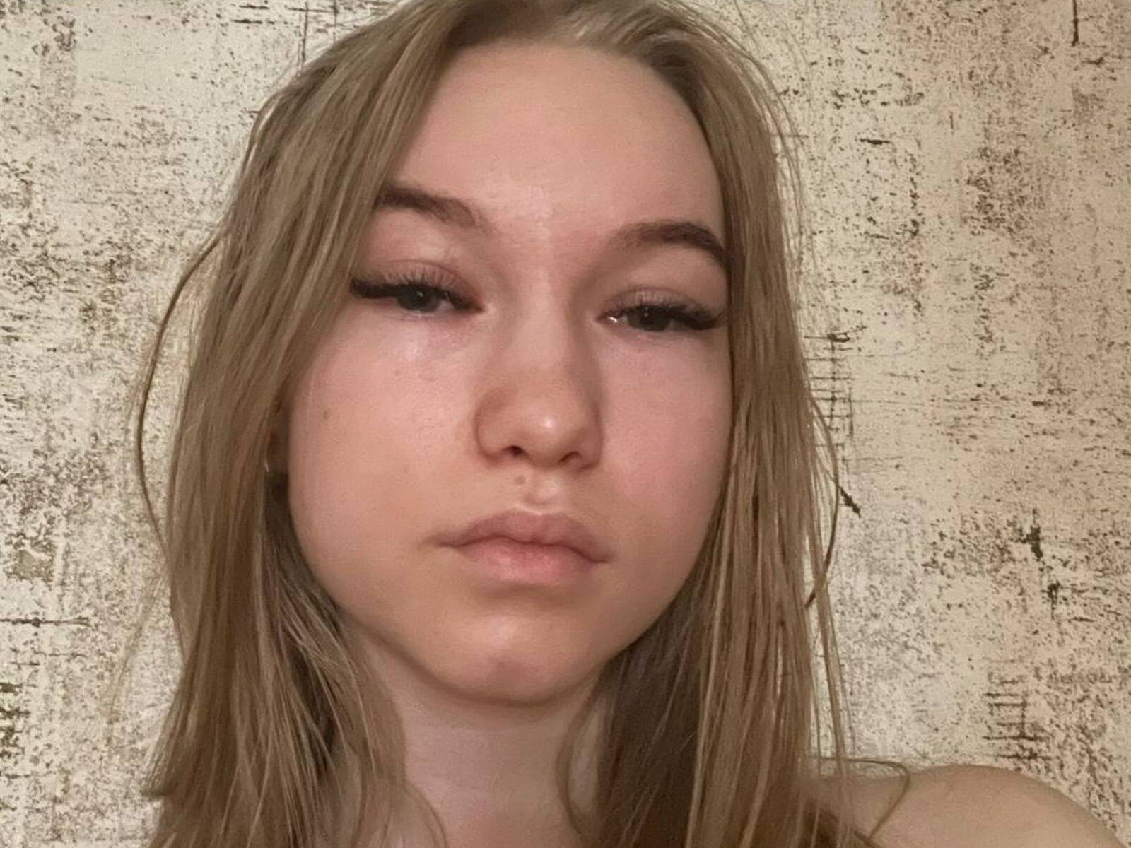 DierdreCasti hat blondes Haar, helle Haut und zieht die Lippen leicht zusammen. Sie hat lange Wimpern und einen neutralen Gesichtsausdruck. Ihre Nase ist klein und leicht nach oben gebogen..
