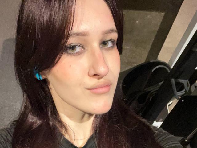 GarnetStelmack a la peau pâle, les yeux verts et les cheveux brun foncé avec un clip d'oreille bleu. Elle sourit légèrement, a un nez discret et ne porte aucun maquillage. Ses seins sont petits..