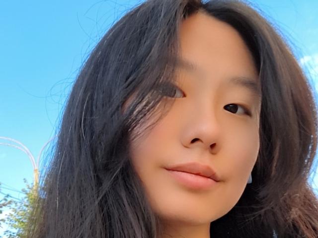 LeyaHanami ha lunghi capelli neri e disordinati che le coprono un occhio, la pelle è color nocciola chiaro e le labbra sono piene e rosa, con un sorriso leggero e sicuro e occhi scuri a mandorla..