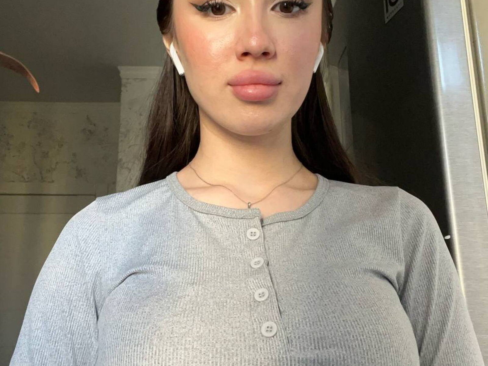 Cherri Devonshire ha la pelle chiara, labbra piene di colore rosa e lunghi capelli castani. Indossa una camicia grigia a coste con bottoni e auricolari bianchi. Il suo seno è di taglia media..