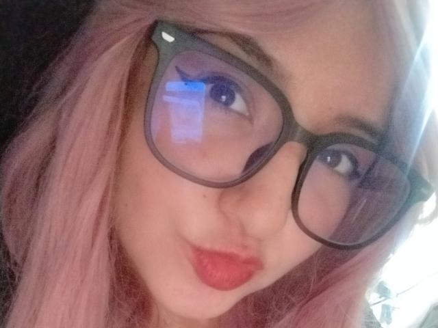 SusanMonroy ha i capelli rosa, indossa occhiali neri e fa la smorfia con le sue labbra rosse. I suoi occhi azzurri sono visibili attraverso gli occhiali. È una ragazza carina e attraente, con un nasino piccolo..