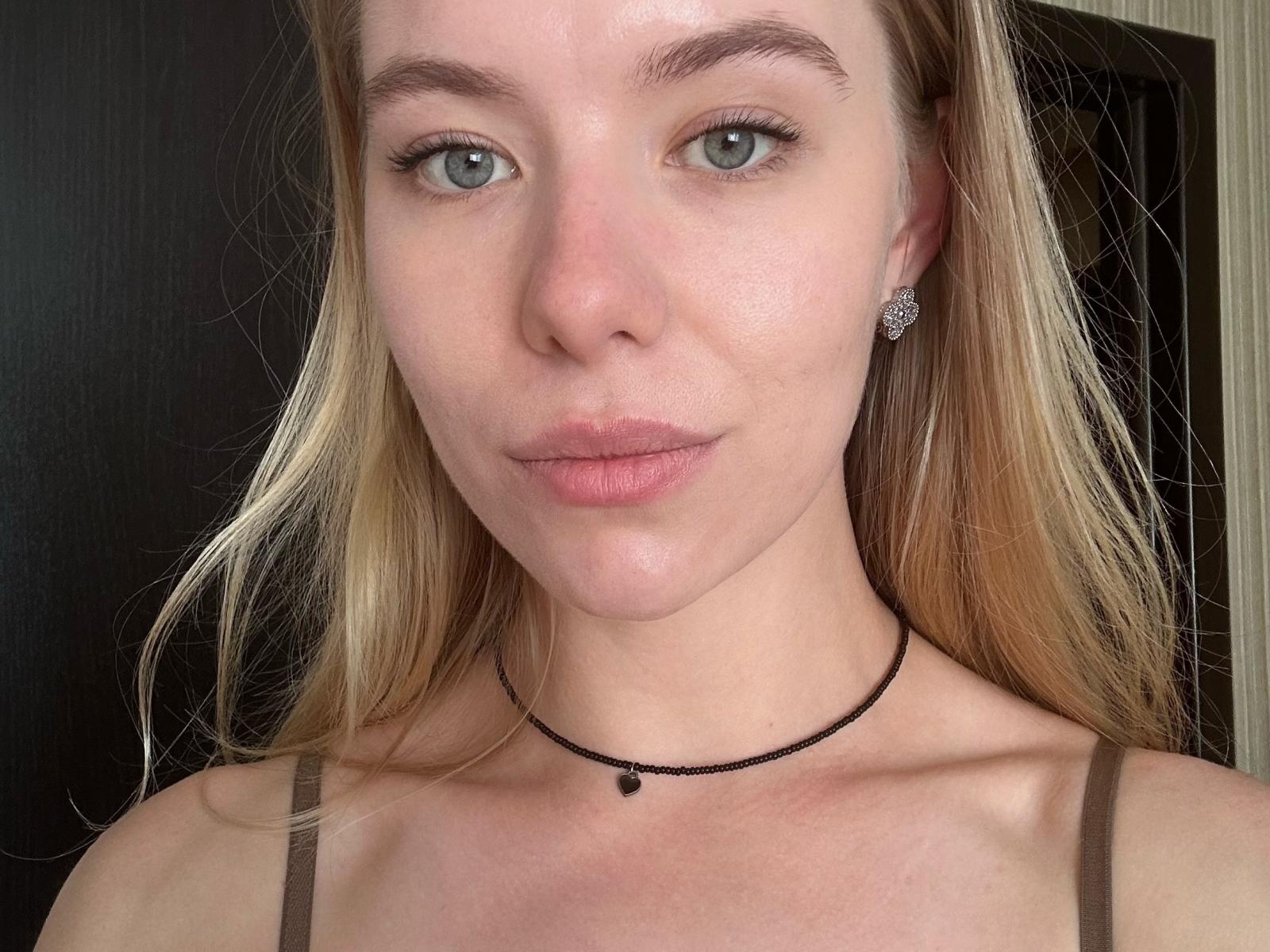 Anissa Cressy tiene ojos verde claro, cabello rubio y una ligera sonrisa. Lleva un collar negro con una pequeña cuenta y aretes de plata con una gema similar a un diamante..