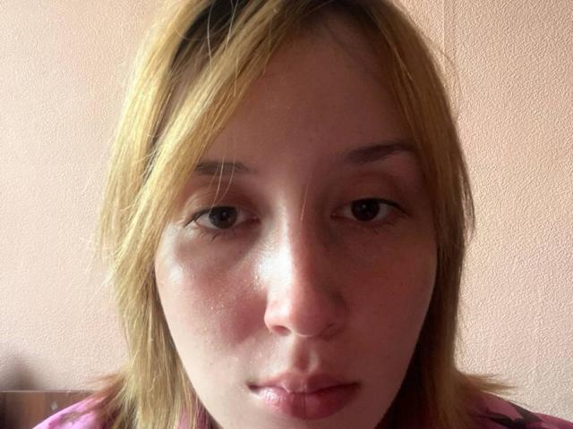 Rosalee Dickey tem cabelos castanho-claros, que chegam aos ombros, pele clara, olhos castanhos e um nariz pequeno com lábios rosados levemente entreabertos. Seu rosto está centralizado, com uma expressão sutil e relaxada..