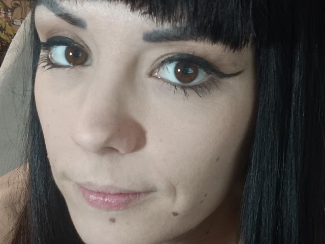 OrianaLaFrancaise hat braune Augen, schwarzen Eyeliner und glattes, schwarzes Haar mit Pony. Sie hat einen kleinen Schönheitsfleck unter ihrem rechten Auge und eine leicht geschwollene, rosafarbene Lippe..