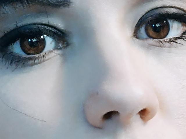 OrianaLaFrancaise's Gesicht, konzentriert auf ihre braunen Augen und ihre helle Haut mit einer zarten Nase, zeigt schwarze Wimpern und dezentes Augen-Make-up. Ohne Brüste, mit Fokus auf die Nase, keine sichtbaren Genitalien oder einen Hintern..