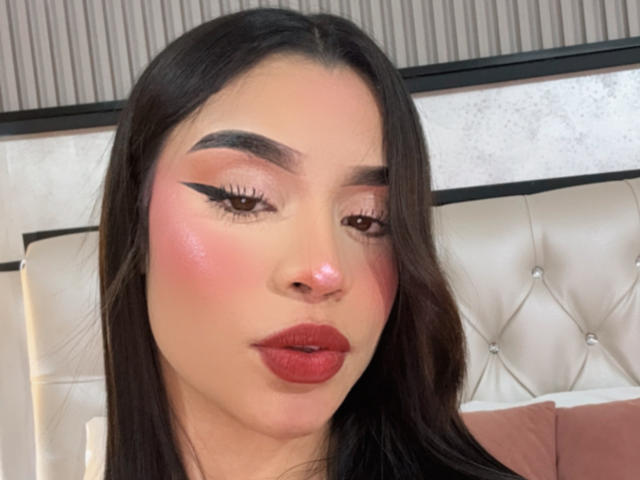 LunaVali a un blush rose, des sourcils noirs épais, un eye-liner ailé spectaculaire et du rouge à lèvres rouge. Elle a de longs cheveux bruns et une expression mignonne et sérieuse. Son nez est petit et mignon..