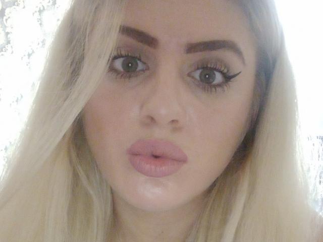 Eveline a les cheveux blonds, les yeux verts et les lèvres roses. Ses sourcils épais sont soulignés d'un trait de crayon noir. Son nez est petit et sa peau est claire..