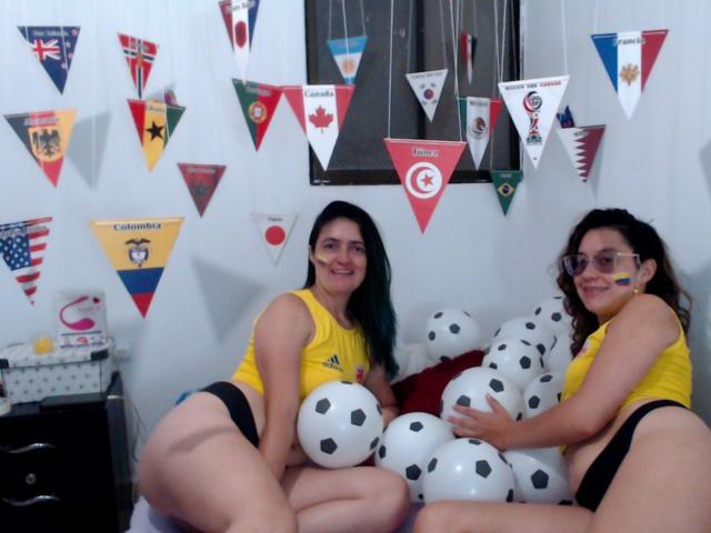 LunaVenus, com cabelo preto e blusa amarela, sentada na cama com bolas de futebol, vestindo uma sunga preta, sorrindo. LunaVenus com cabelo cacheado, óculos, blusa amarela, segurando bolas de futebol..