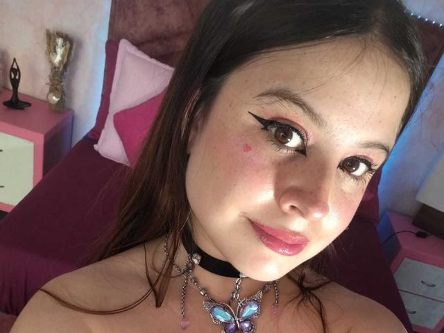 Melani Becker tiene la piel clara, ojos marrones y lápiz labial rosa, lleva un collar negro con un dije de mariposa, y tiene un pequeño grano rojo en su mejilla derecha..