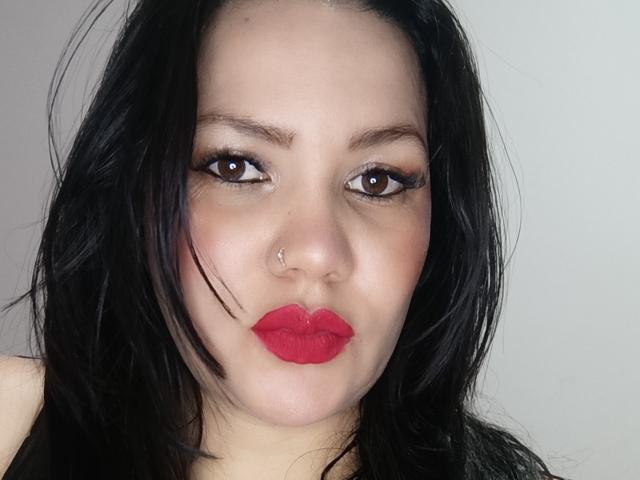 Pherlla a les cheveux noirs, les yeux marrons, du rouge à lèvres et un piercing au nez. Son maquillage comprend de longs cils et un fard à paupières discret. Ses seins ne sont pas visibles..
