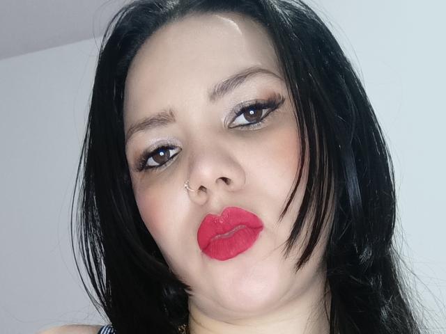Pherlla a les cheveux noirs, du rouge à lèvres, un anneau d'argent au nez et des yeux marron avec de longs cils. Son expression est légèrement boudeuse. Sa peau est claire..