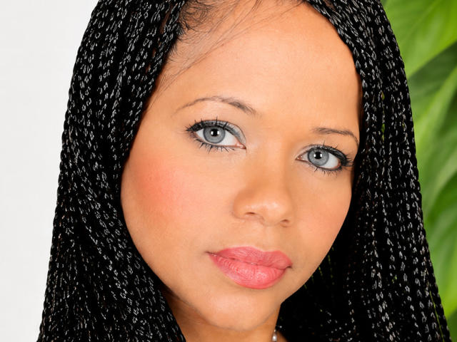 Cincia69 a des tresses noires, une peau brun clair, des yeux bleus, du rouge à lèvres rose et un nez légèrement retroussé. Son maquillage comprend un fard à paupières bleu et un eye-liner noir..