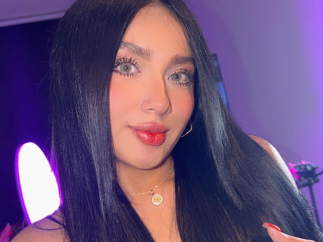 Lilly Taylor ha lunghi capelli neri, rossetto rosso e occhi verdi con lunghe ciglia. Indossa una collana d'oro con un ciondolo circolare. I suoi capezzoli non sono visibili..