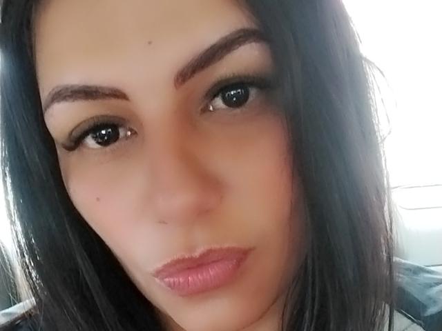 CamilleRiver heeft een medium bruine huid, donkerbruine ogen met dikke wimpers, zwarte wenkbrauwen en glanzende, roze lippen. Ze heeft zwart, steil haar en een kleine moedervlek op haar linkerwang..