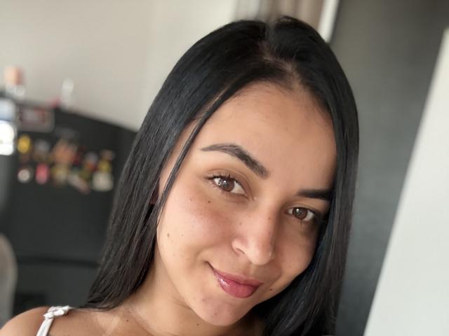 HikariChloe tiene el cabello negro y liso, ojos marrones y una ligera sonrisa con lápiz labial rosa. Su piel lisa y bronceada muestra algunas pequeñas pecas. Lleva una correa blanca..