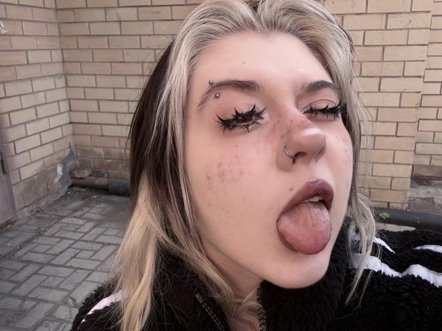 Krystal Berkovitch ha capelli biondi e castani, un piercing al naso e la lingua fuori, con un trucco nero sugli occhi. Ha dell'acne e un piccolo piercing all'arcata sopraccigliare, e indossa una giacca nera e bianca..
