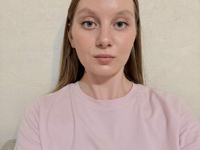 Yvonne Treaster, con i capelli castani lisci, una camicia rosa pallido e una pelle chiara, ha gli occhi azzurri, un leggero sorriso, labbra sottili di un rosa delicato e un piccolo naso..