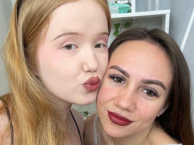 BreannaHarwood, avec un rouge à lèvres rose clair et des cheveux blonds, fait la moue à côté de BreannaHarwood, avec un rouge à lèvres rouge foncé et des cheveux bruns, toutes deux montrant leurs jolis visages poutieux..