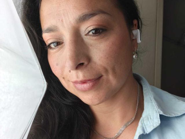StangelarRivera heeft een schattig gezicht met bruine ogen, een klein sproetje op haar neus en lang zwart haar. Ze draagt een lichtblauwe blouse en een diamanten ketting..