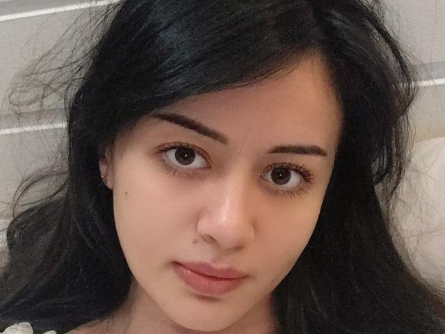 Jettie Korczynski heeft zwart haar, bruine ogen en een kleine neus met een lichte glimlach. Haar gezicht is glad, met een lichte huidskleur en zonder make-up..
