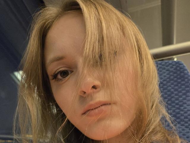 ShawandaClester ha capelli biondi che le coprono un occhio, un piercing al naso e lunghe ciglia. Sembra leggermente infastidita, con le labbra leggermente socchiuse. La foto è un selfie..