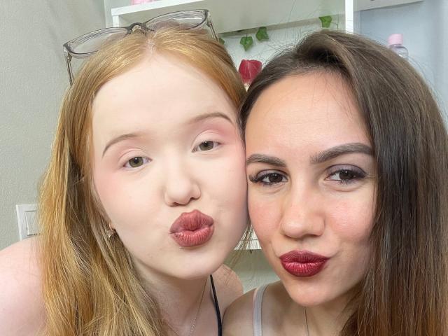 BreannaHarwood, con piel pálida, lápiz labial rojo y labios carnosos, junto a BreannaHarwood, con piel bronceada, lápiz labial rojo y labios carnosos. Ambas llevan gafas y tienen el pelo castaño..