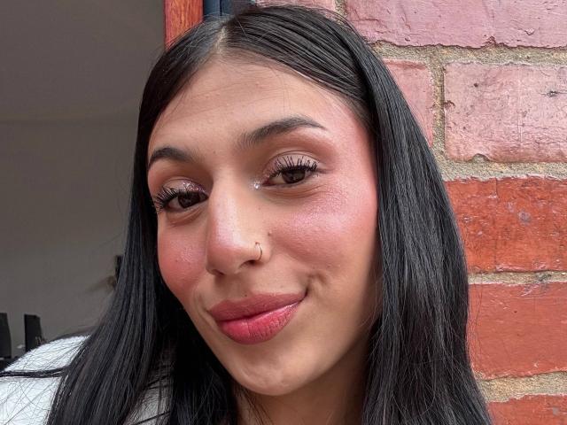 Sophie Beaumont ha lunghi capelli neri, una pelle leggermente rosata, occhi marroni con lunghe ciglia, un piercing al naso e rossetto rosa, con un sorriso leggero e un viso carino e sensuale..