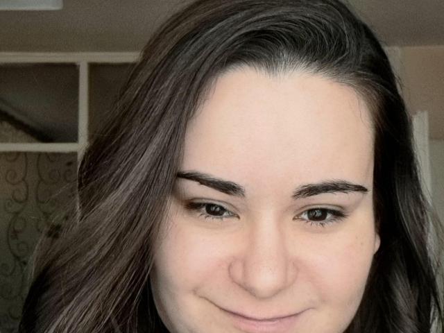 ElizanXStarzy tem um sorriso adorável, olhos castanhos e cabelo castanho escuro com um leve ondulado. Suas sobrancelhas são escuras e levemente arqueadas. Ela tem pele clara..
