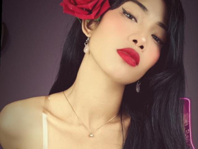 SweetPinkieFrench tiene el pelo negro, lápiz labial rojo, una rosa roja en el pelo, y lleva una correa blanca, aretes de perlas y un collar delicado. Tiene una mirada seductora..