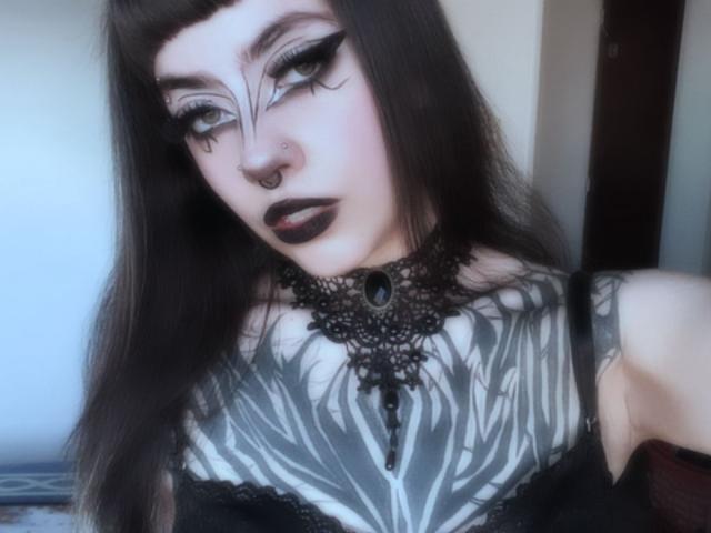 LitenKiitt ha i capelli lunghi e scuri, eyeliner nero e rossetto nero. Indossa una collana nera in pizzo con una gemma e ha un tatuaggio a motivi zebrati sul petto..