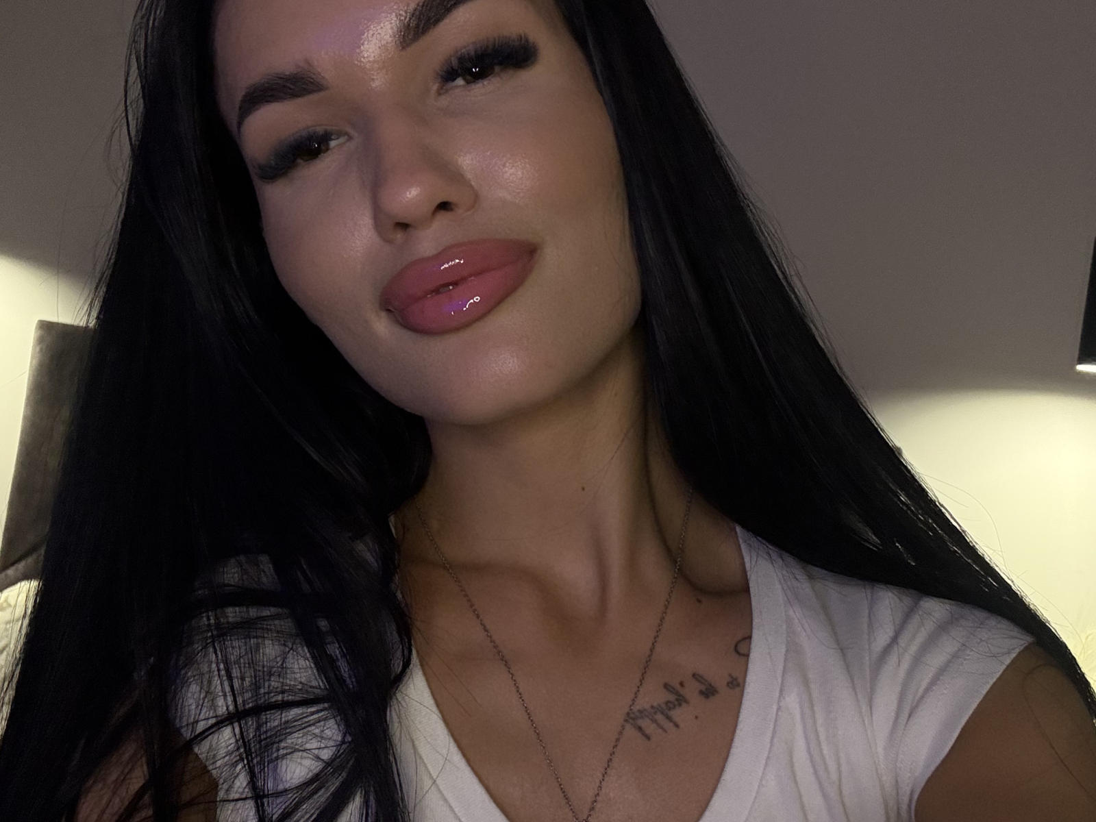 ParticiaHumphrys ha labbra rosa lucide, lunghi capelli neri e una camicia bianca a V che mostra il seno. Indossa una collana e ha un tatuaggio sotto la clavicola..