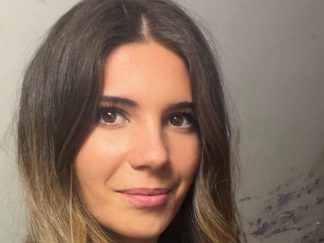 AnnaMarry tem olhos castanhos, cabelos longos castanhos com mechas loiras e um sorriso discreto. Sua maquiagem é natural, com batom rosa. Ela tem um rosto bonito e atraente..