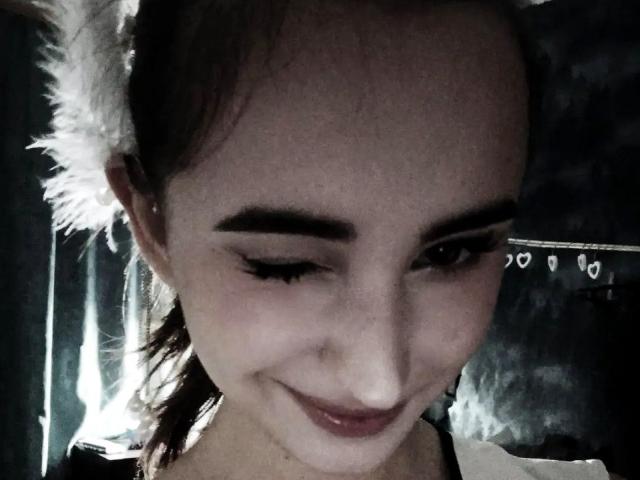 Lupe Echavarria, met donkere wenkbrauwen, lange wimpers en een schattige glimlach, draagt een witte hoofdtooi met veren, en haar bruine haar is naar achteren gebonden. Haar borsten zijn klein en haar vagina is niet zichtbaar..