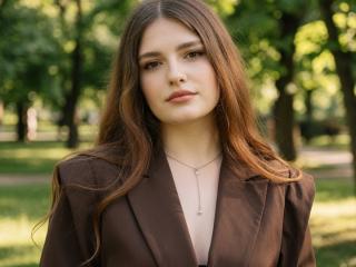 Ver la ficha detallada de ElenoreHarajly