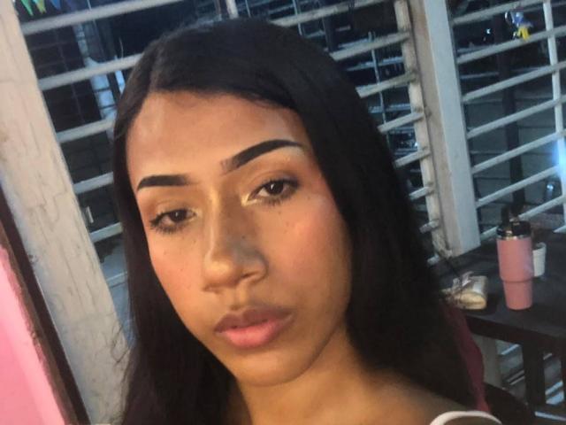 BabeSoffia hat eine dunkelbraune Haut, langes schwarzes Haar, dicke Augenbrauen, dezentes Make-up und volle, rosafarbene Lippen. Ihre Brüste sind klein, und sie schaut direkt in die Kamera..