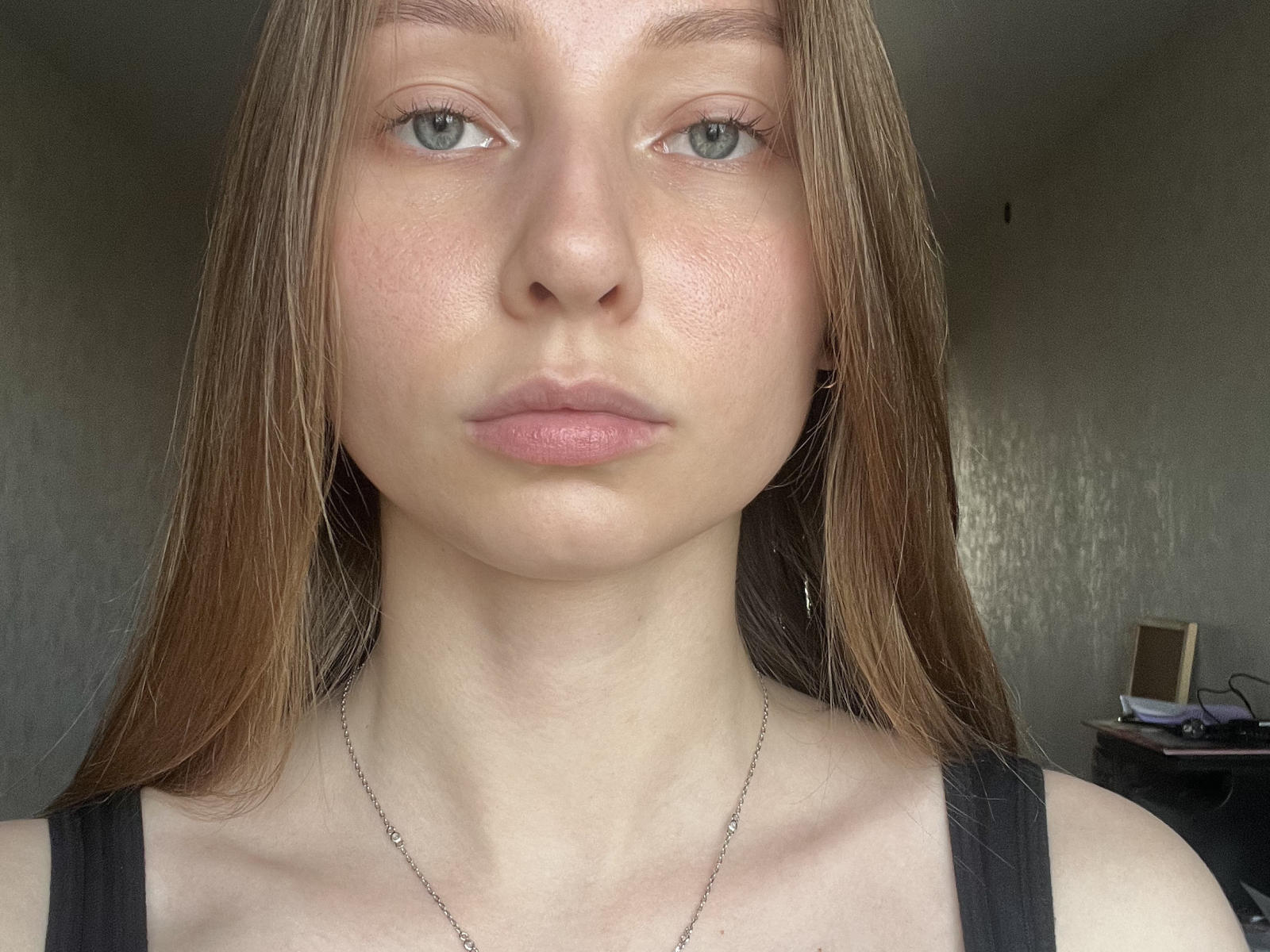 LatoriaDeluco heeft lichtgroene ogen, roze lippen en lang bruin haar. Ze draagt een zwart tanktopje en een dunne ketting. Haar gezicht is lichtelijk rood..