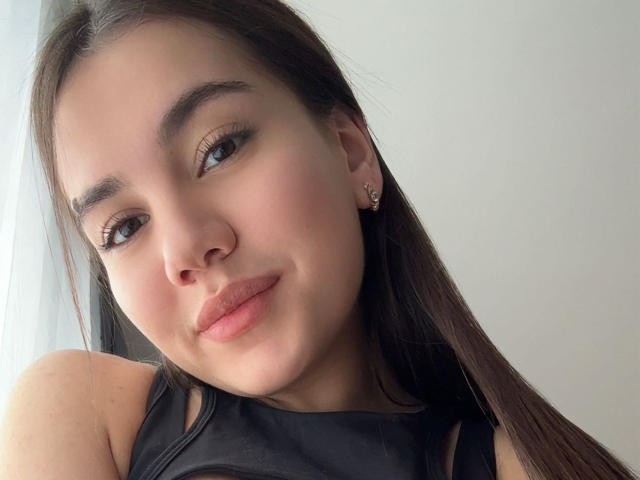 Santina Schaumberg ha i capelli castani, la pelle chiara ed è sorridente, con le labbra rosate. Indossa una maglietta nera, ha degli orecchini piccoli ed è rivolta verso la fotocamera..