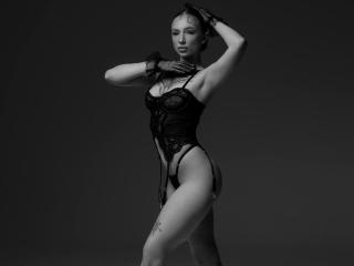 См. подробные сведения о модели LunaCyWoman