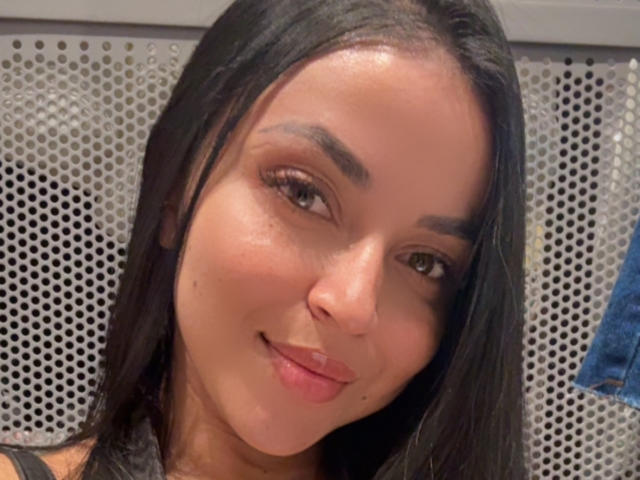 A HikariChloe tem um rosto adorável e sorridente, com olhos castanho-escuros, cabelo preto liso e um nariz pequeno. Ela está ligeiramente de língua para fora. Sua pele é de um tom marrom quente..