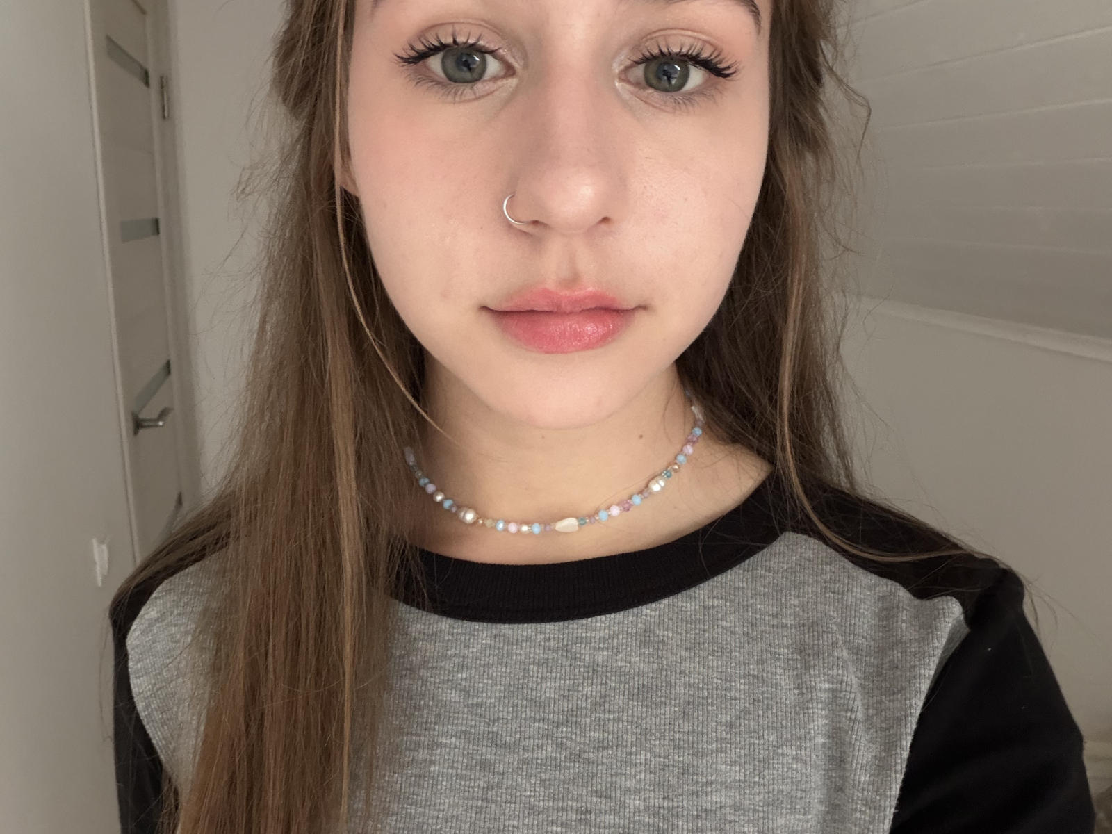 Kathryn Masson ha gli occhi grigi, i capelli lunghi castani, un piercing al naso e una collana di perline. Indossa una maglietta raglan grigia e nera e ha le labbra di un rosa tenue..