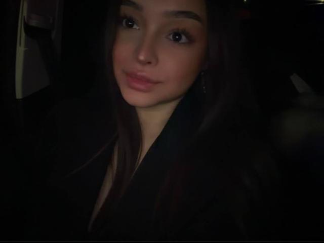 Tawnya Kaczmarski tiene el cabello largo y oscuro, ojos marrones y una sonrisa encantadora con labios rosados, y lleva una blusa negra, en un fondo oscuro y con poca luz..